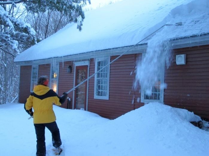 Уборка снега с крыши частного дома