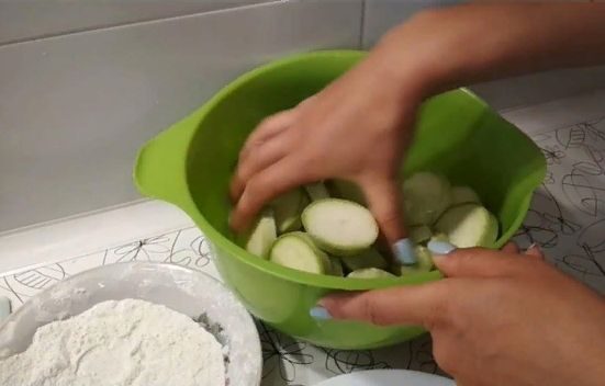 Кабачки в кляре на сковороде с чесноком — Топ 5 пошаговых рецептов
