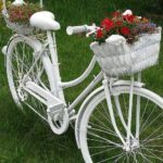 Велосипед не подлежит ремонту - покрасьте его и посадите цветы. Такая дачная клумба мало у кого есть (главное, чтобы не сдали в утиль)