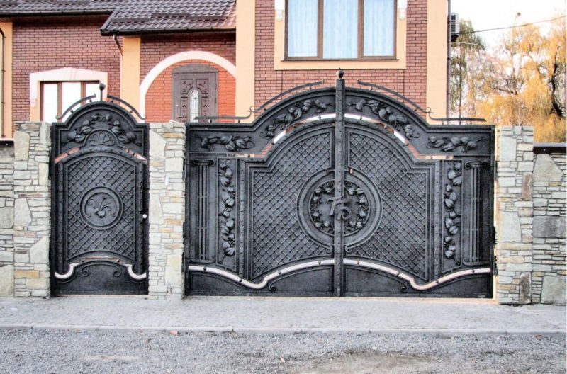 Красивые ворота для частного дома: 25 фото-идей, обзор материалов и конструкций