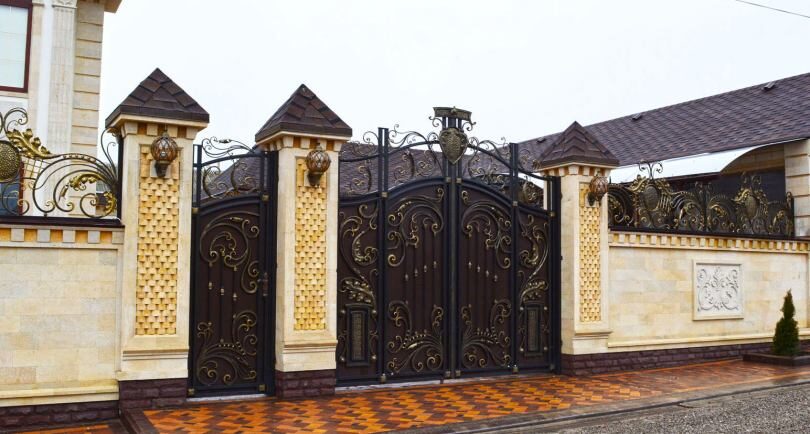 Красивые ворота для частного дома: 25 фото-идей, обзор материалов и конструкций