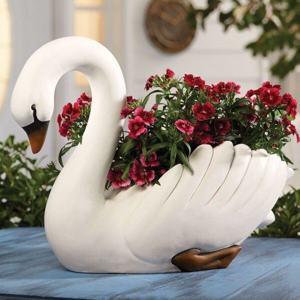 Кашпо-лебедь с цветами