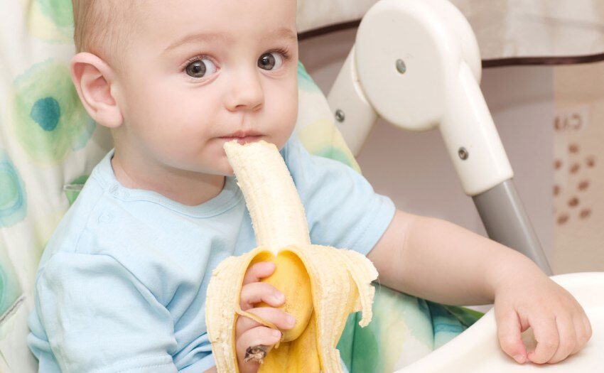 Целый банан малышу