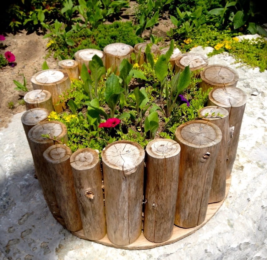 Оригинальное и необычное применение деревянных колодок в садовом декоре