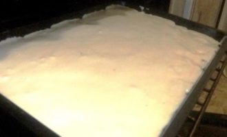 Пирог на кефире в духовке с консервой