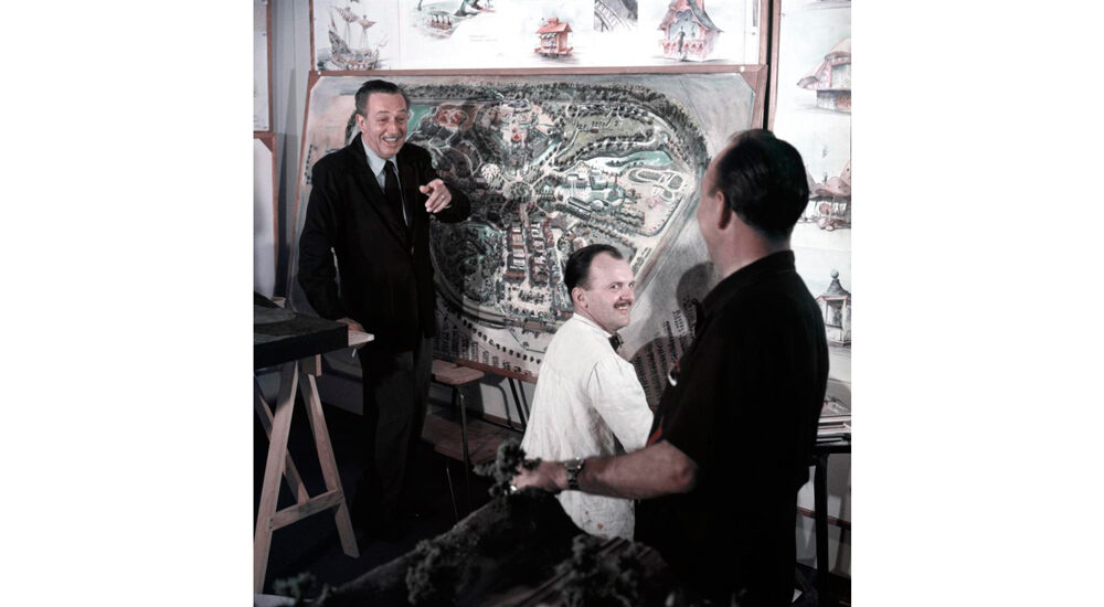 Перед тем, как Уолт открыл свой первый парк в Калифорнии, он несколько раз посещал Тиволи и был впечатлен семейной атмосферой и дизайном