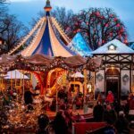 В Рождество парк Тиволи превращается в зимнюю сказку с ярмаркой и светящимися каруселями