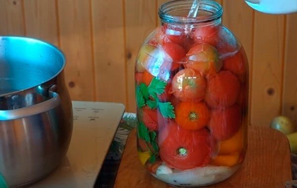 skladyvaem-tomaty-v-banki-s-zelenyu-solyu-i-saharom-i-zalivaem-kipyatkom-5297680